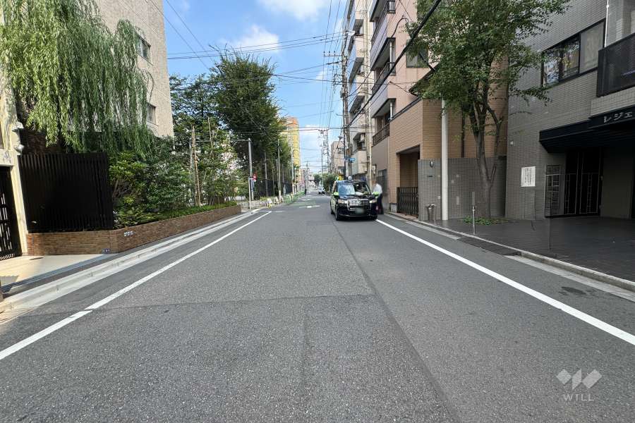 敷地西側の前面道路