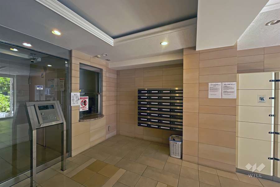 エントランスはオートロック付きです。