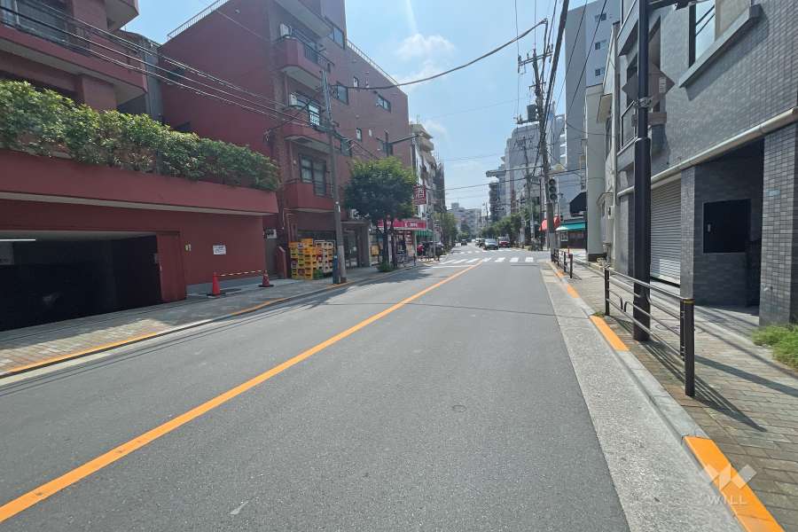 敷地西側の前面道路（北側から）