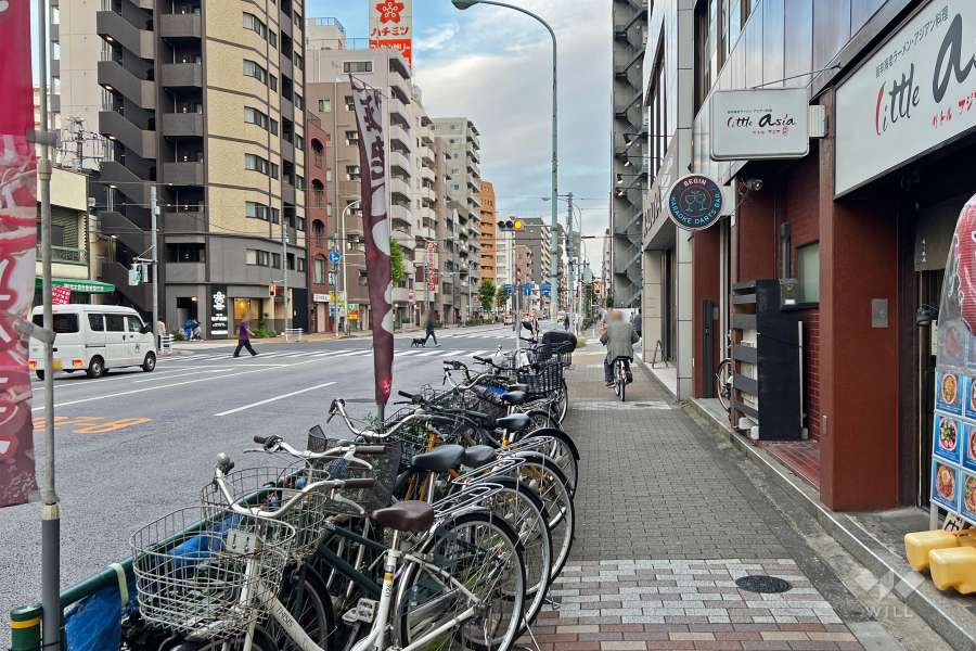 敷地北側の前面道路（西側から）