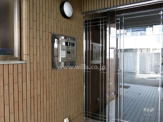 エントランスはオートロック付きです。