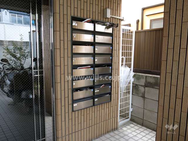 住戸入り口（共用ポスト）