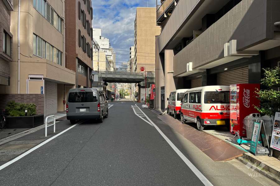 敷地北西側の前面道路（南西側から）