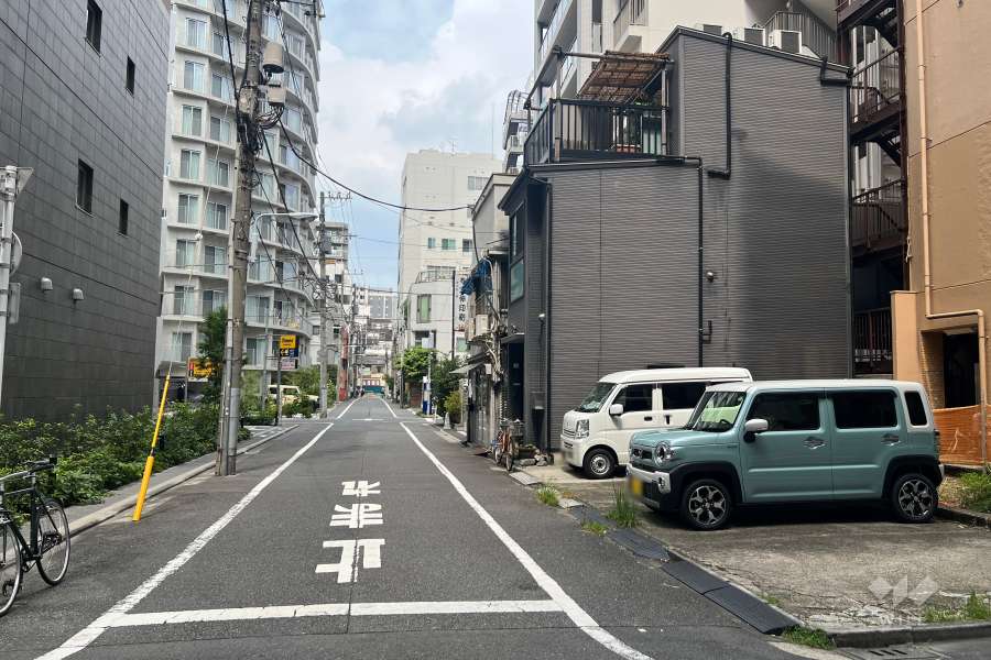 敷地西側の前面道路