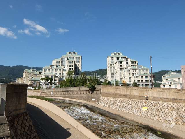 オーキッドコートの遠景。左手前が左峯館です。