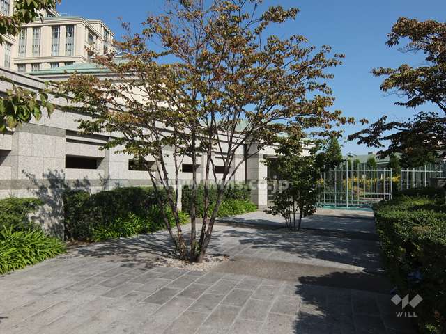 メインオフィス棟へのアプローチ