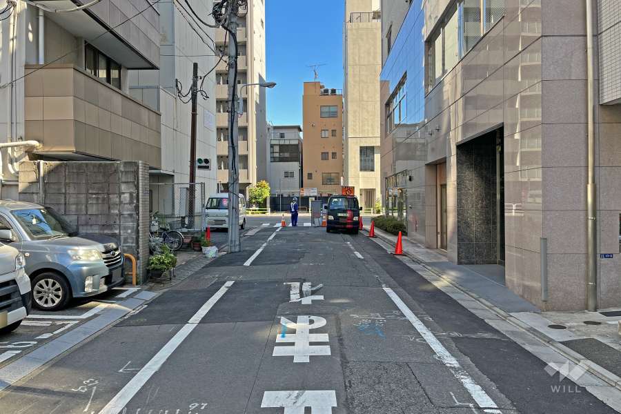 敷地の北側前面道路（西側から）