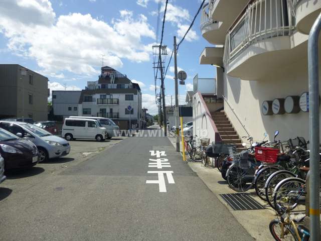 敷地南側の前面道路