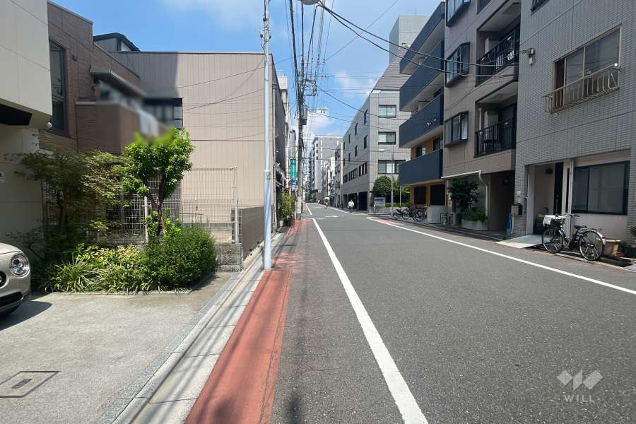 敷地西側の前面道路