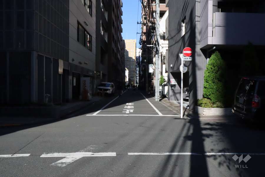 敷地西側の前面道路(南側から)