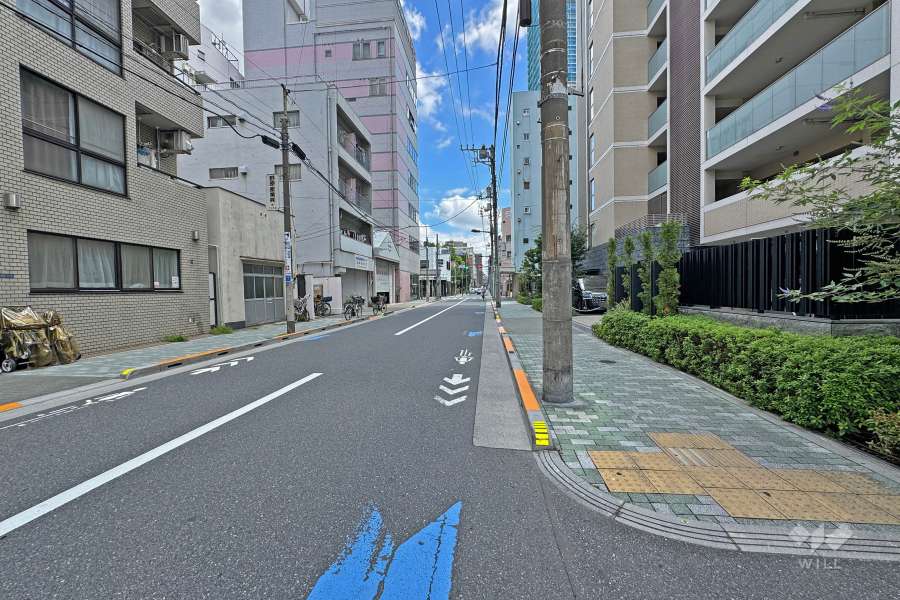 敷地の北側前面道路は親疎通りです（西側から）。