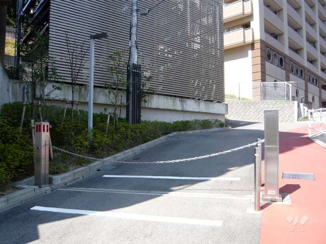 駐車場出入り口にはロボットゲートが付いています。