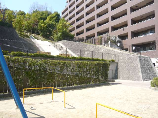 敷地に隣接して公園があります。