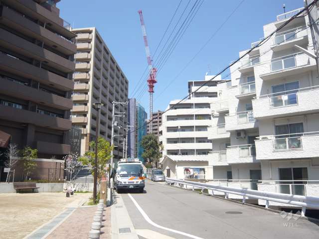 周辺にはマンションが多く立ち並んでいます。