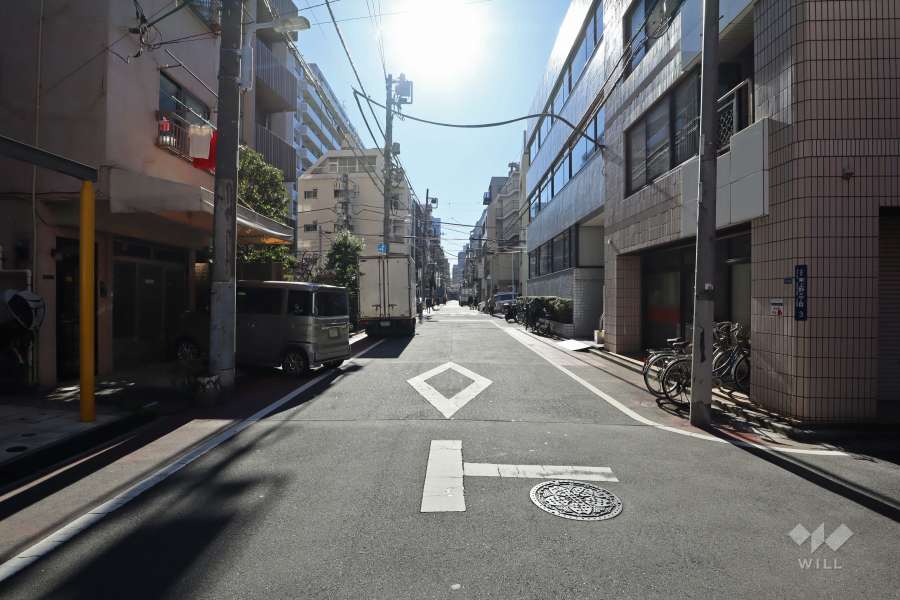 敷地西側の前面道路(北側から)