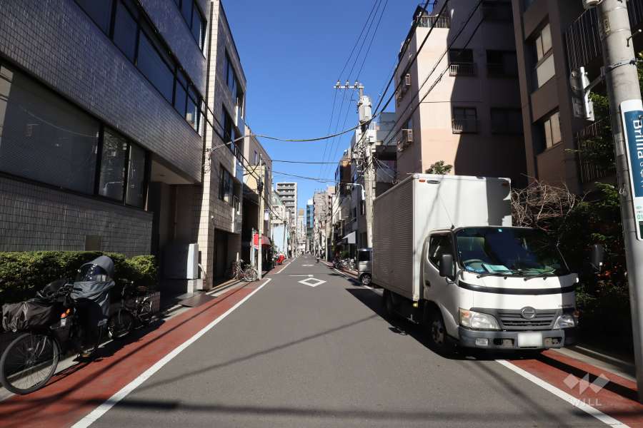 敷地西側の前面道路(南側から)