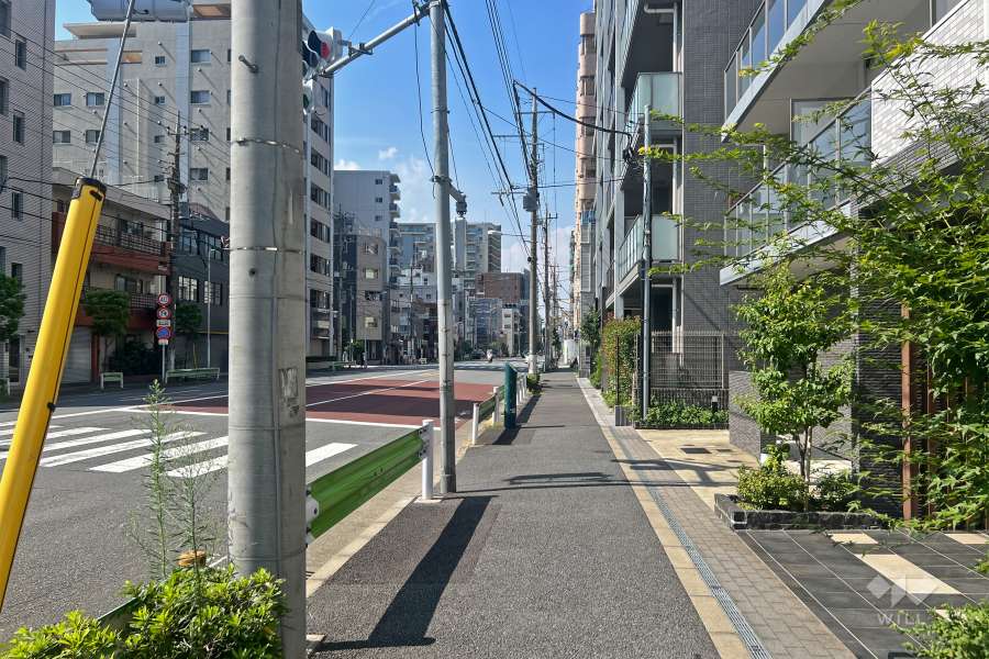 敷地南西側の前面道路（南東側から）