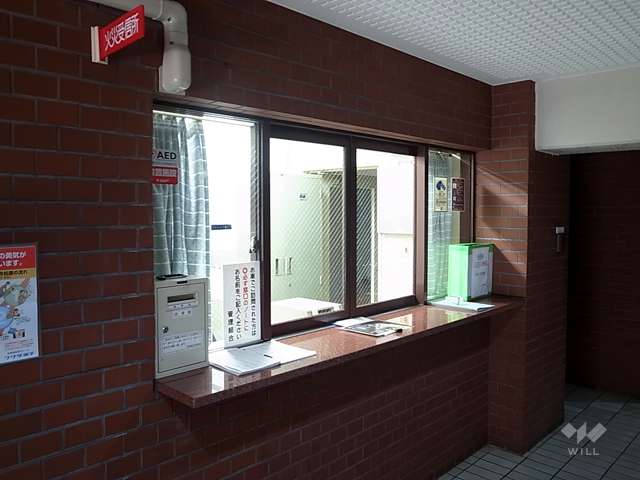 エントランスホールには管理人室があります。