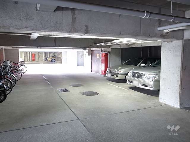 敷地内駐車場（屋内平面式）と駐輪場