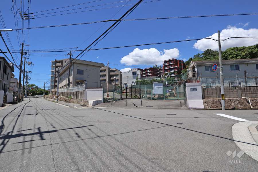 フローラハイツ岡本の遠景。周辺は街路が広く日当りの良い住宅地です。