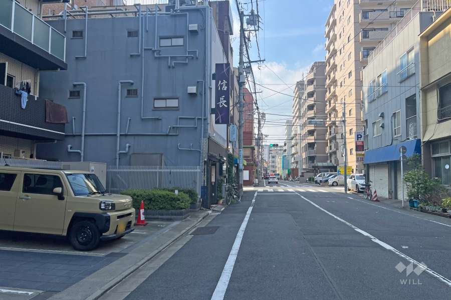 敷地北東側の前面道路（南東側から）