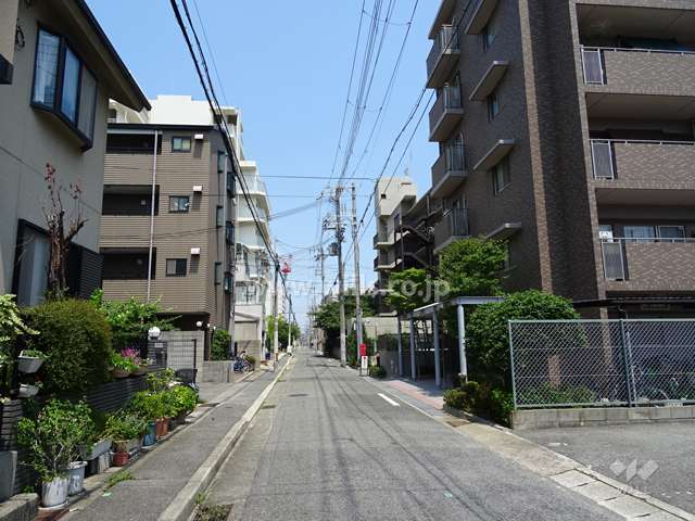 敷地北側の前面道路