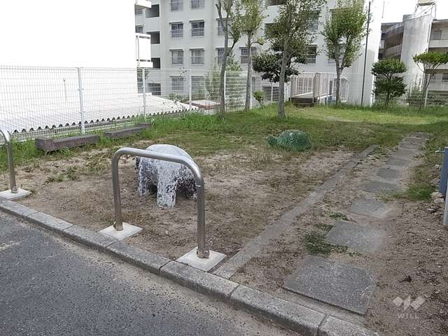敷地に隣接する小さな公園