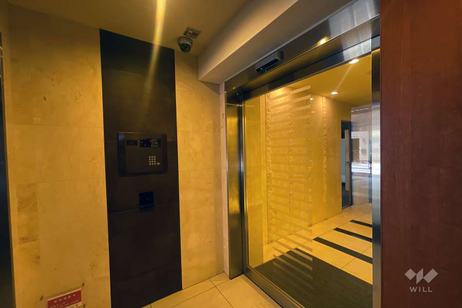 エントランスはオートロック付きです。