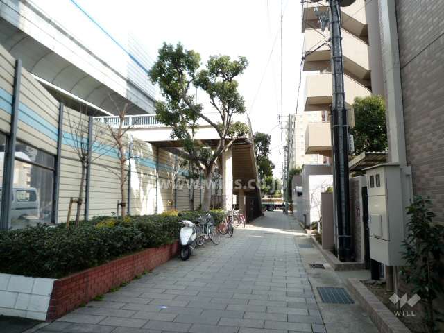 敷地北側の歩道。歩道を挟んで国道43号線、阪神高速3号神戸線が通っています。
