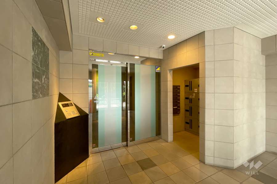 エントランスはオートロック付きです。