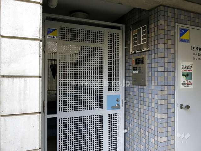 エントランスはオートロック付きです。