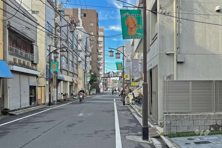 敷地の西側前面道路は「よみせ通り」です（南側から）。
