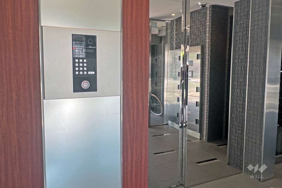 エントランスはオートロック付きです。