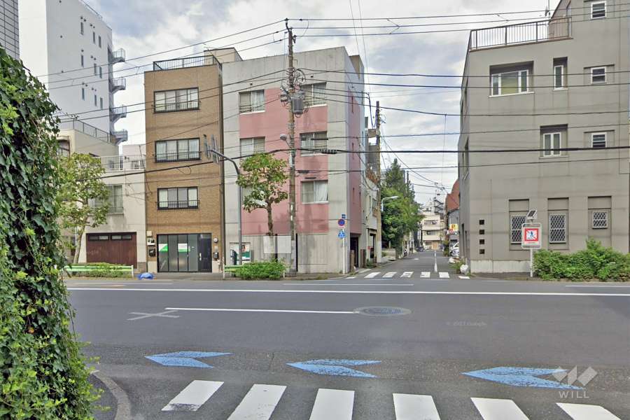 敷地の北側前面道路（東側から）