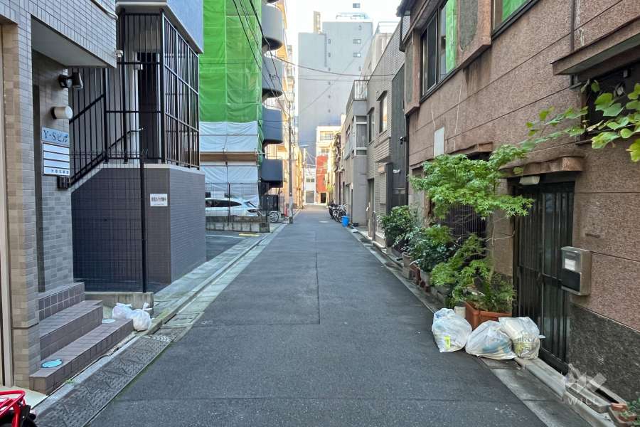 敷地北側の前面道路（東側から）
