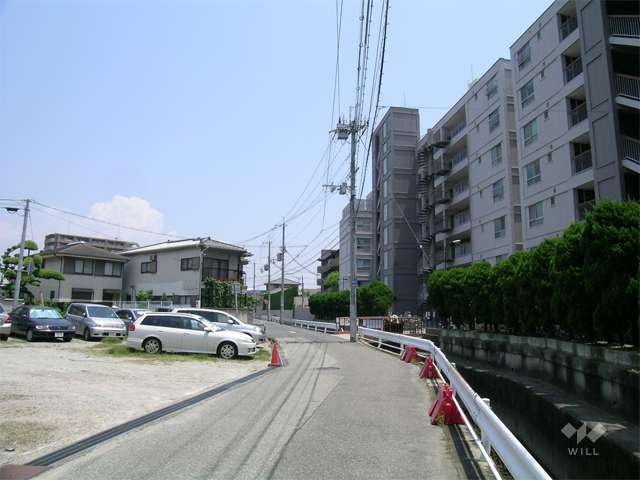 敷地の西側には水路が流れています。