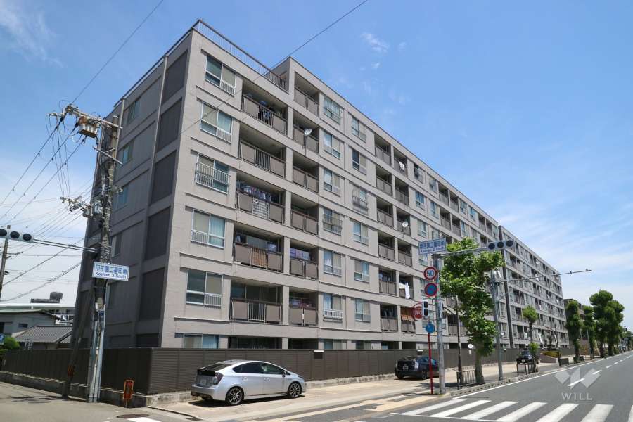 甲子園第8コーポラスの外観（南側から）手前がA棟、奥がＢ棟です。