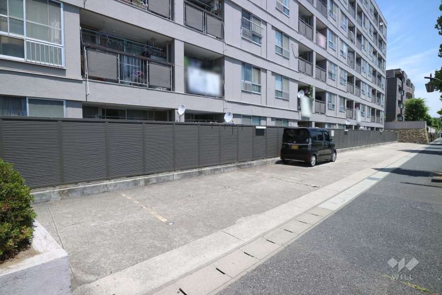 B棟側の敷地内駐車場（屋外平面式）