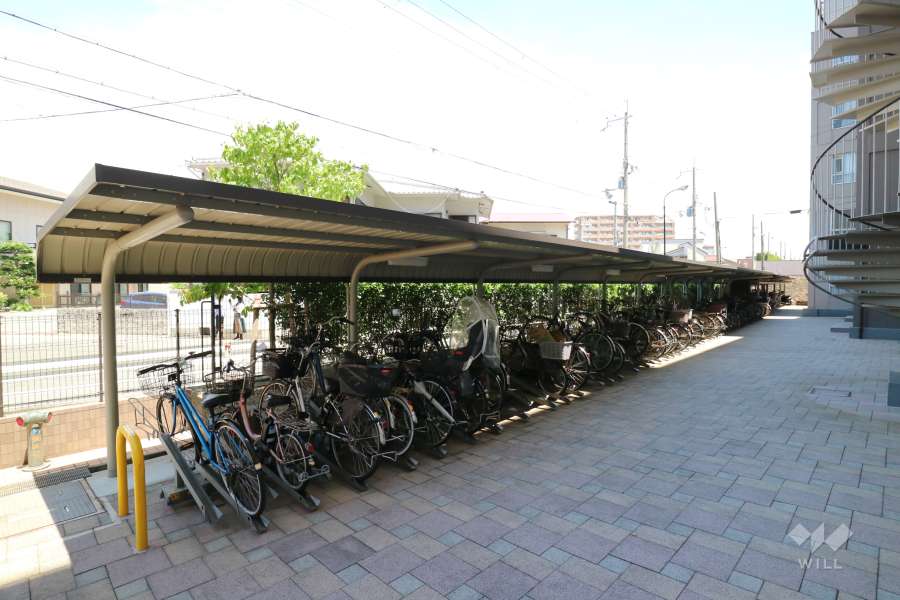 B棟側のバイク置場・駐輪場