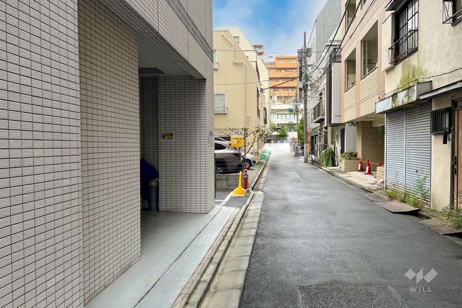 敷地東側の前面道路（南側から）