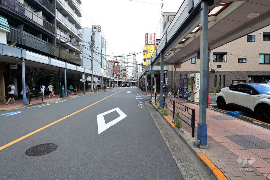 敷地南東側の前面道路（南西側から）
