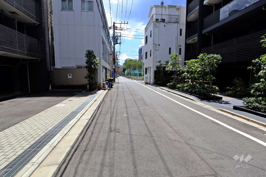 敷地北西側の前面道路（北東側から）