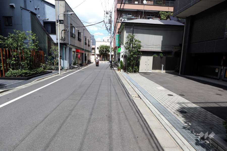 敷地北西側の前面道路（南西側から）