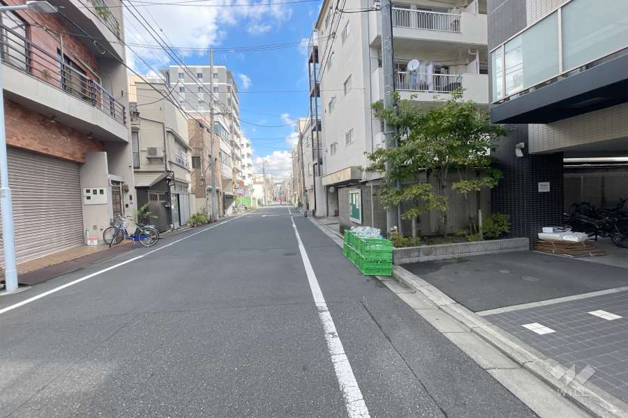敷地西側の前面道路（南側から）