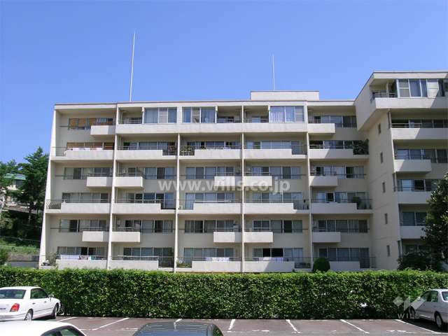逆瀬川マンションC棟の外観（南から）