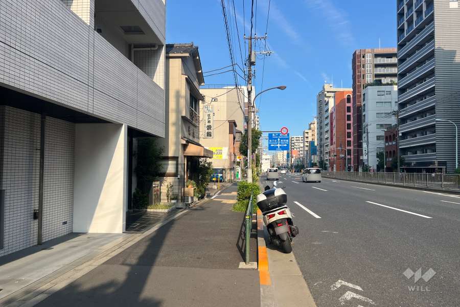 敷地の南側前面道路（西側から）