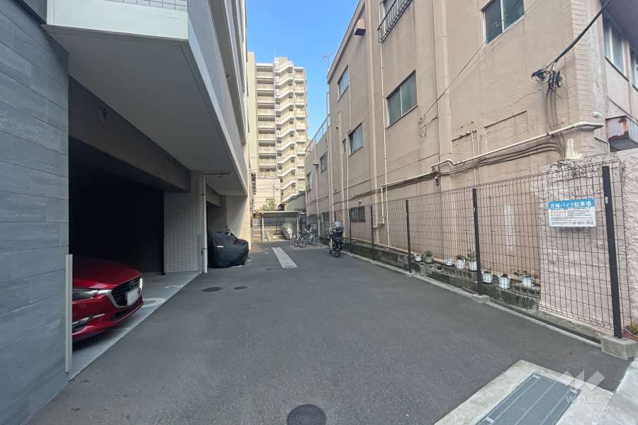 駐車場出入り口