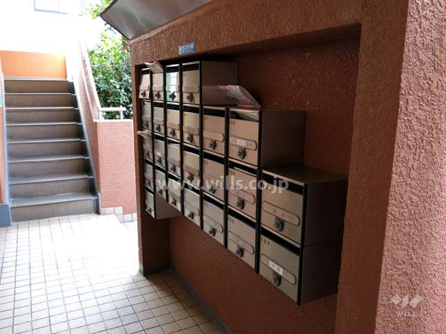 住戸入り口（共用ポスト）