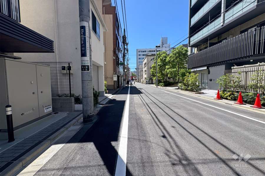 敷地東側の前面道路（北側から）