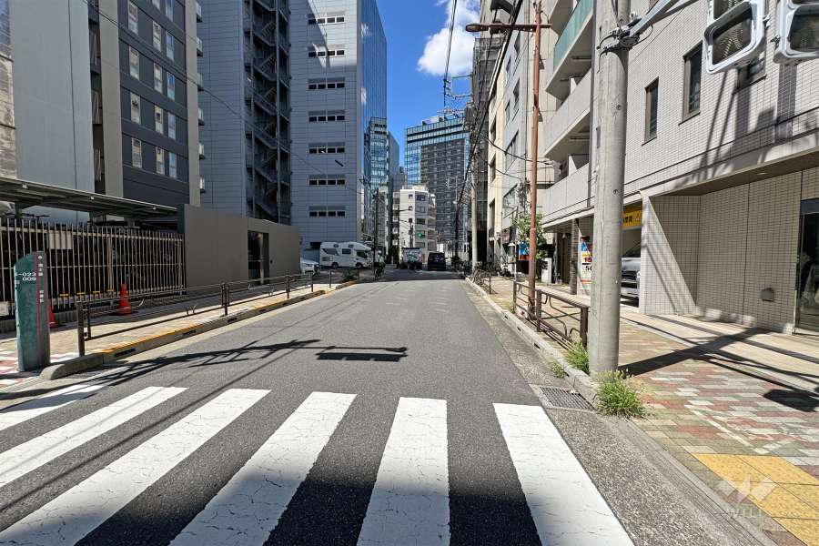 敷地北側の前面道路（東側から）